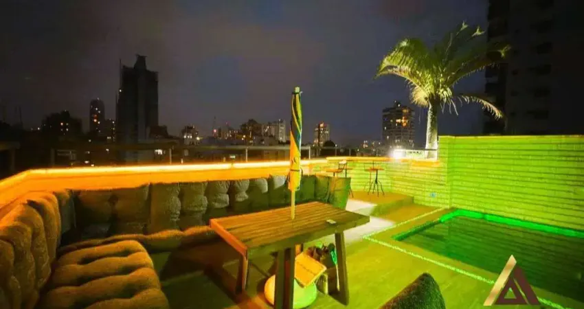 MARAVILHOSA COBERTURA DUPLEX PORTEIRA FECHADA A POUCOS METROS DA PRAIA - 209m² ÚTEIS - 03 SUÍTE - 05 W.C - 02 VAGAS - PISCINA+LOUNGE+ ESPAÇO GOURMET