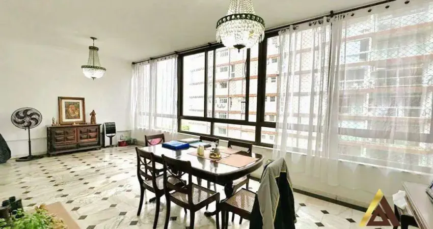 Oportunidade única - apto. alto padrão para reforma à 20m da praia - 252m² úteis - 04 dorms. - 01 vaga demarcada com depósito por r$ 1.199m - gonzaga