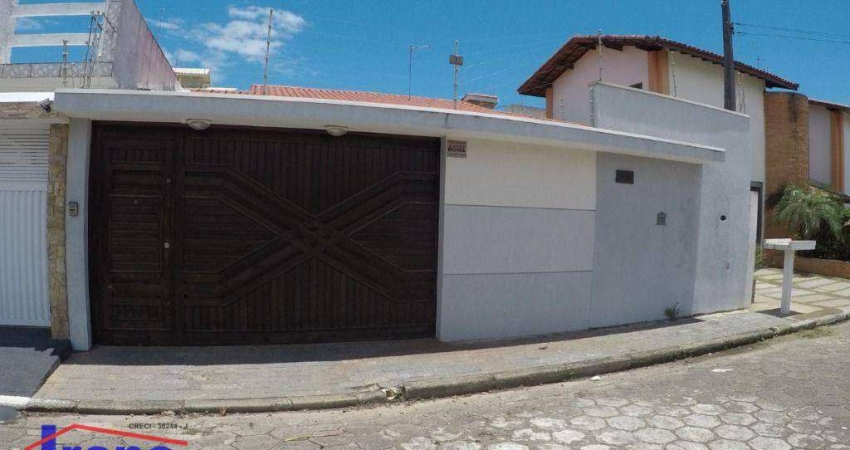 Casa com três dormitórios na primeira quadra da praia no Suarão