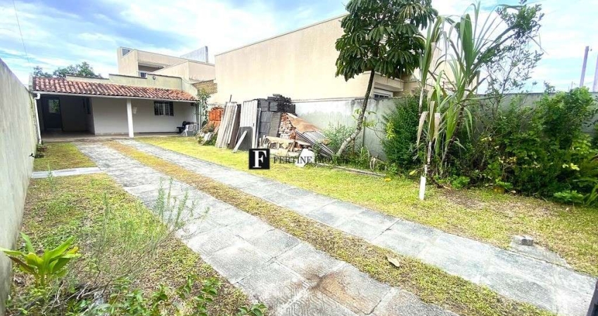 Casa com espaço de terreno e faixa do mar - Grajau