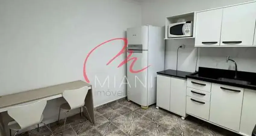 Kitnet mobiliada com 2 banheiros e ar condicionado – tudo incluso!