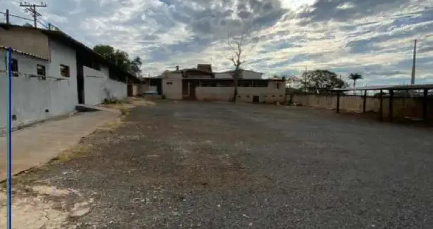 Terreno comercial com alojametos - Alto do Boa Vista