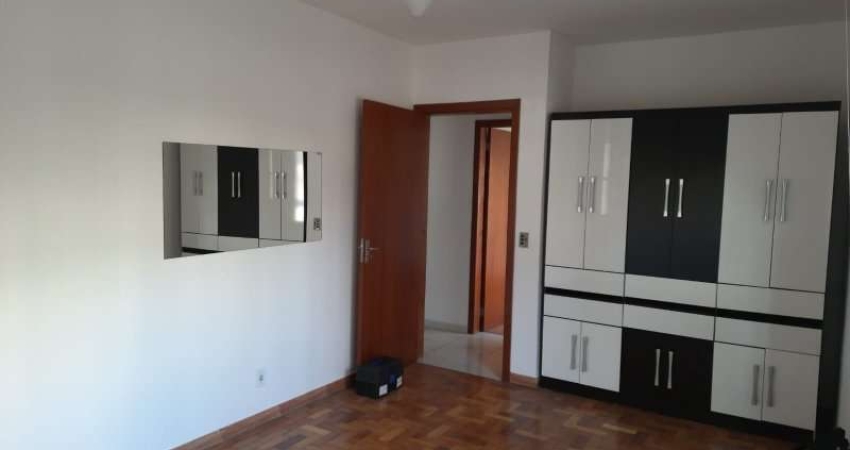 Apartamento térreo com 02 dormitórios e 02 vagas de garagem.