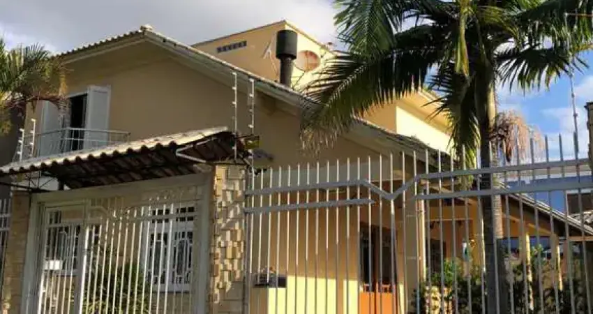 Casa impecável com 03 dormitórios, living com pé direito dup