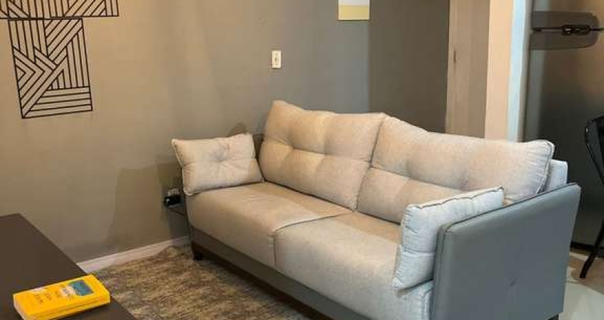 Apartamento térreo semimobiliado, com 02 dormitórios.