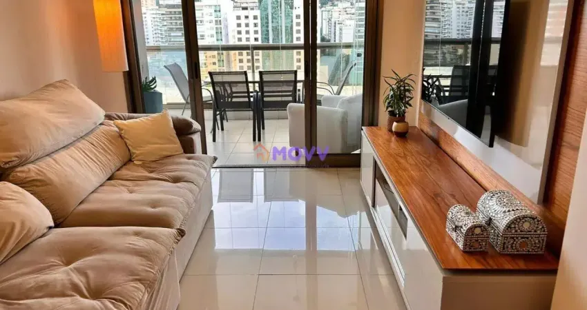 Imóvel impecável com 3 quartos (1 suíte), 2 banheiros, dependência completa e uma charmosa varanda com vista ampla.