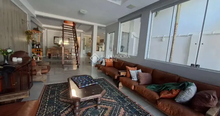 Casa com 3 quartos à venda na Rua Silvério Souto, 540, Teresópolis, Porto Alegre