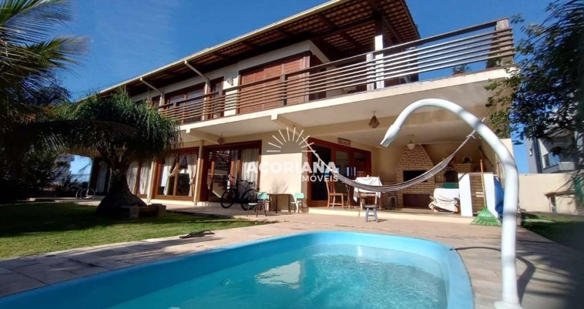 Casa 4 dormitórios no Morro das Pedras, amplo terreno, piscina, a 400 m do mar, financiável.