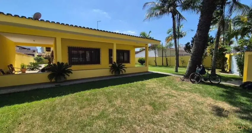 Casa a venda com 5 dormitórios sendo 3 suítes no Centro em Itanhaém