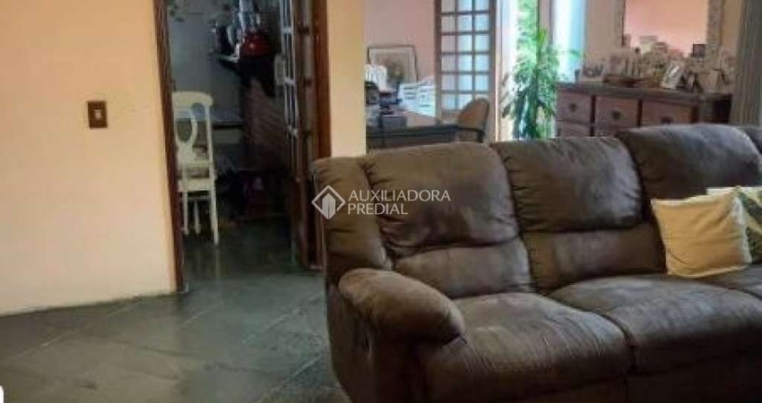 Casa com 3 quartos à venda na Rua Airton Gomes de Miranda, 520, Nova Petrópolis, São Bernardo do Campo