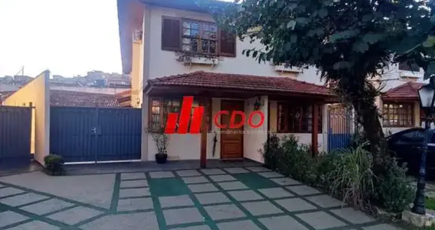 Imperdível Casa de 3 Quartos no Bairro Morumbi Sul -3 dormitórios sendo 1 suíte, 3 Salas, 4 Banheiros,5 vagas, útil de 220m²,área gourmet.