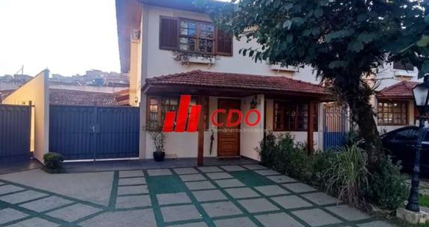 Imperdível Casa de 3 Quartos no Bairro Morumbi Sul -3 dormitórios sendo 1 suíte, 3 Salas, 4 Banheiros,5 vagas, útil de 220m²,área gourmet.