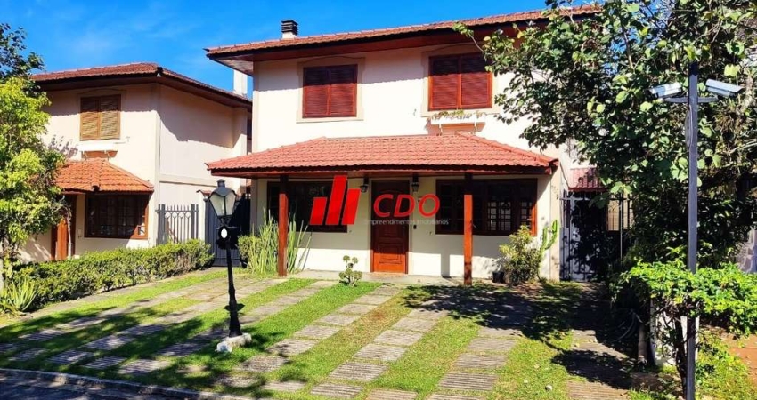 Casa em Condomínio à Venda em São Paulo-SP - No Morumbi Sul 4 Quartos, sendo 3 Suítes, escritório,4 Salas, churrasqueira 5 Banheiros, 4 Vagas, 320m².