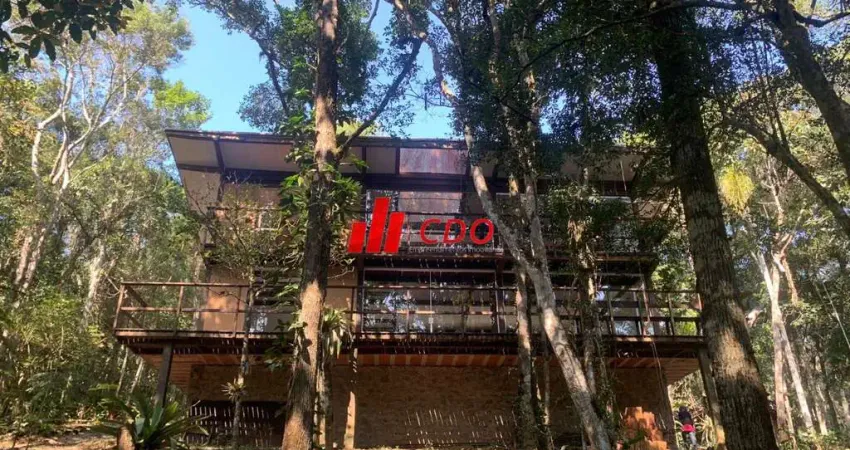 Chácara em condomínio em itapecerica da serra-sp: 2 quartos, 2 salas, mezanino,2 banheiros, terreno de 2.894m² 108 m² de área construída 10 vagas