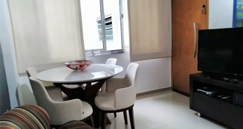 Apartamento reformado e bem iluminado,  com 01 dormitório, 01 sala com espaço para dois ambientes, 01 banheiro, cozinha e  área de serviço,
