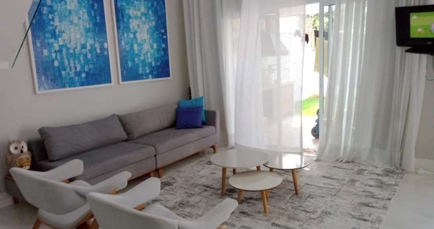 Belíssima em condomínio fechado de Jundiaí.   Piso superior com 3 dormitórios sendo uma suíte com closet e sacada, wc social, sala de TV