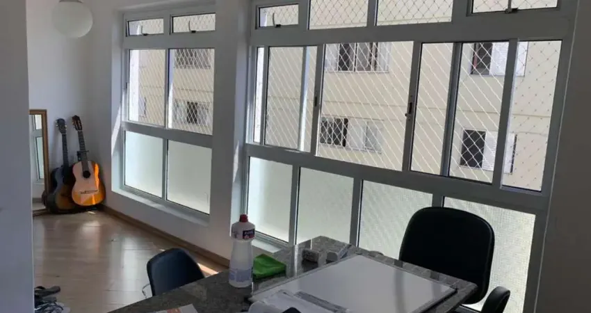 Amplo apartamento ao lado do metrô Oscar Freire com 02 dormitórios e uma vaga de garagem, andar alto,  bem conservado, 03 banheiro e dependência de em