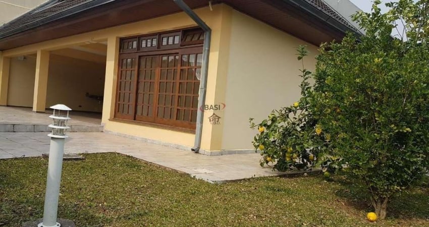 Casa de Luxo com 4 Suites e Amplo Quintal no Guabirotuba, Curitiba