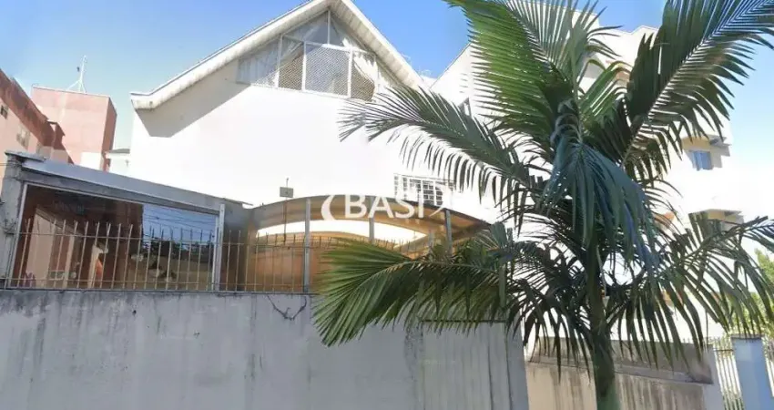 Sobrado de 3 Quartos a Venda no Agua Verde (2 Vagas de Garagem)