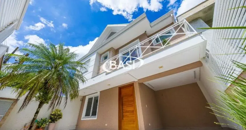 Casa de Alto Padrao com 3 Dormitorios e Espaco Gourmet em Santo Inacio, Curitiba