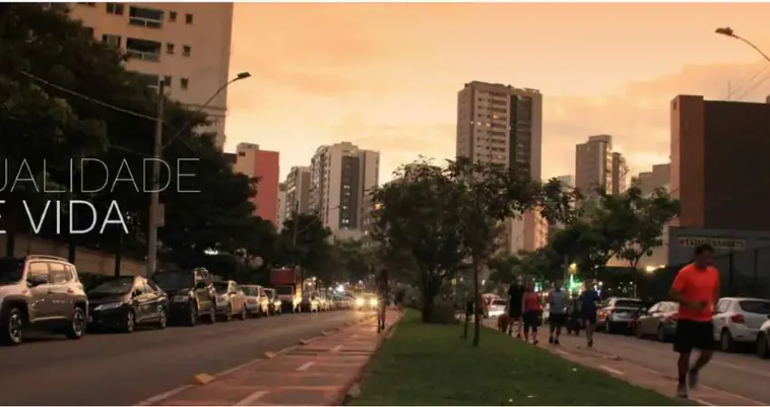 Cobertura de 2 quartos, suíte e duas vagas, prédio com elevador, próximo a pista de caminhada.