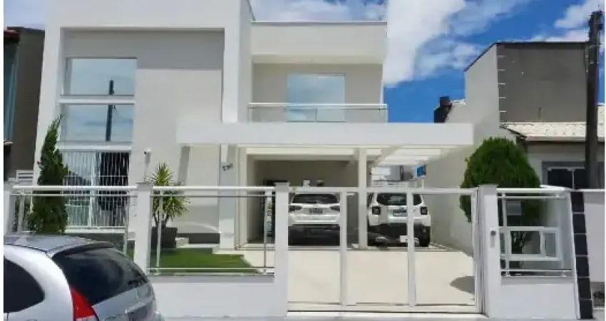 Linda Casa à Venda no Carianos em Florianópolis - Santa Catarina