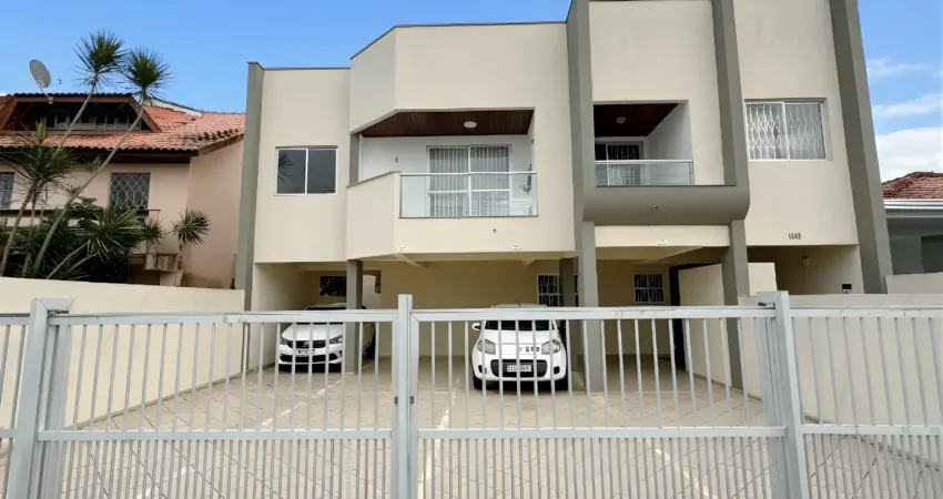 Apartamento em caiobá com sacada e churrasqueira e 2 quartos