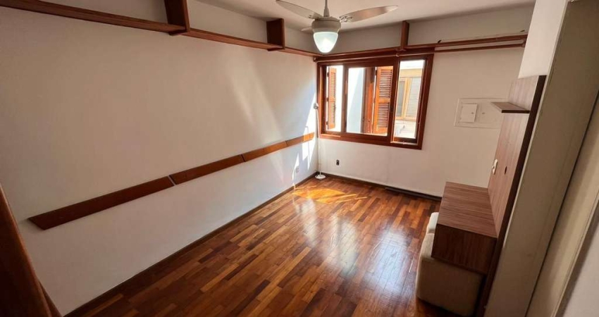 Apartamento de dois quartos e uma vaga de garagem no bairro Petrópolis em POA/RS