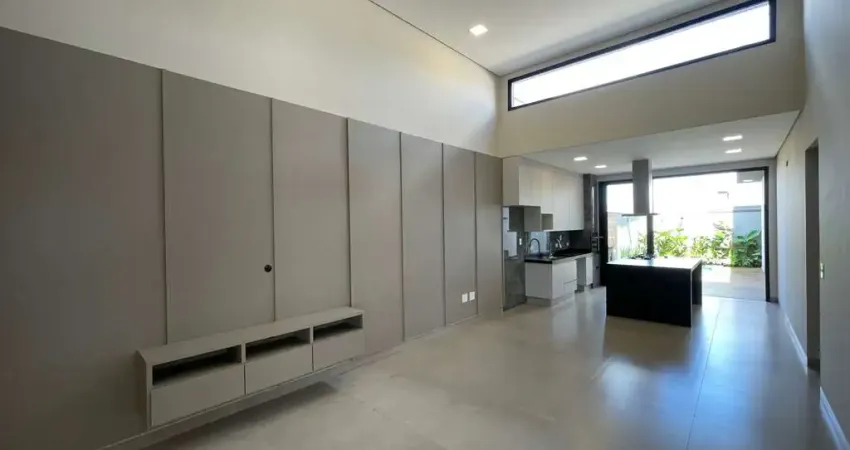 Casa térrea de 151 m², com 3 suítes em condomínio fechado.