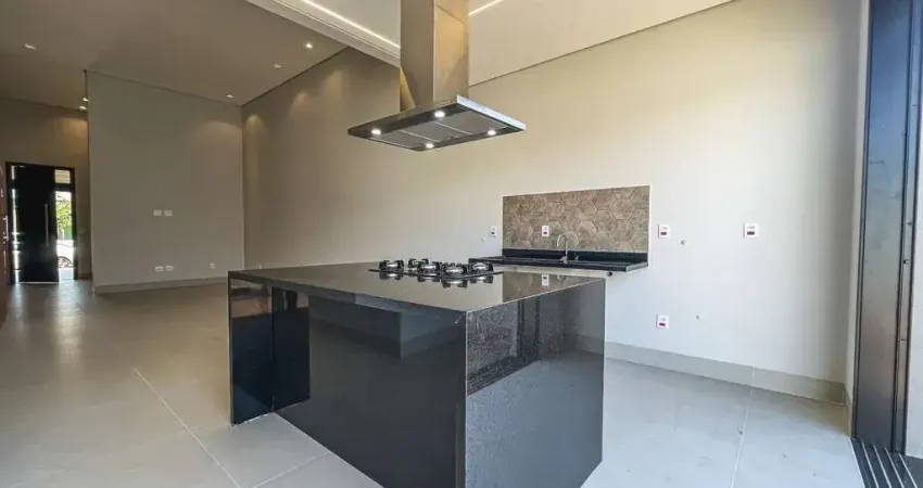 Casa Térrea 3 suítes, de 173m² com piscina e churrasqueira em condomínio fechado.