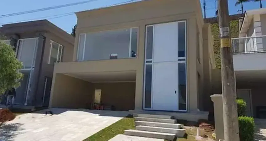 RESIDÊNCIA NOVA, COM TRÊS SUÍTES, AMPLO LIVING, COZINHA. QUATRO VAGAS DE GARAGEM, FINO ACABAMENTO. SEM PISCINA.
