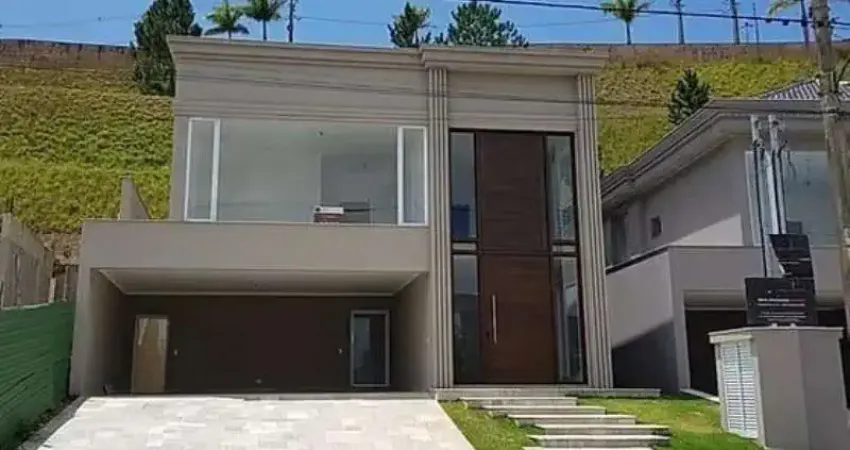 LINDA CASA NO CONDOMÍNIO VALVILLE 1, COM 393 M² TOTAL/303 M² ÚTIL/5 BANHEIROS/4 VAGAS/3 SUÍTES.