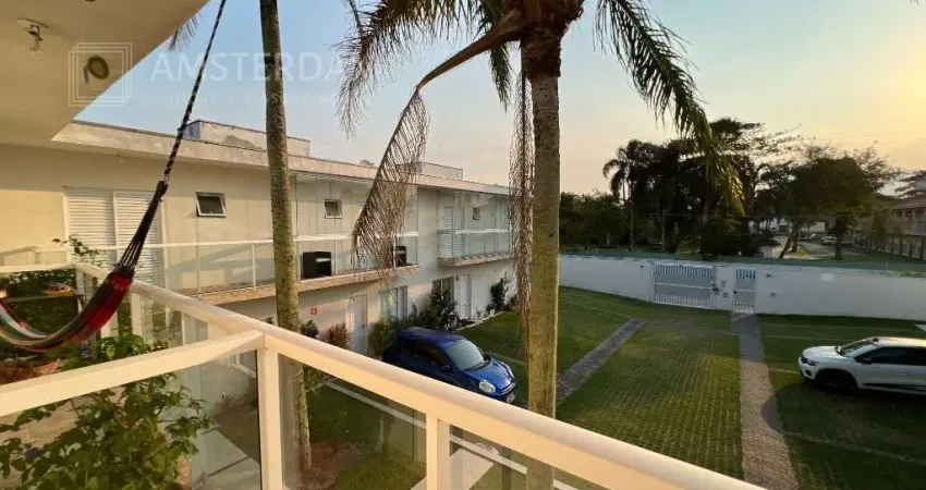 Casa no indaiá com 3 dormitórios, perto da praia, com duas vagas de garagem e duas suítes