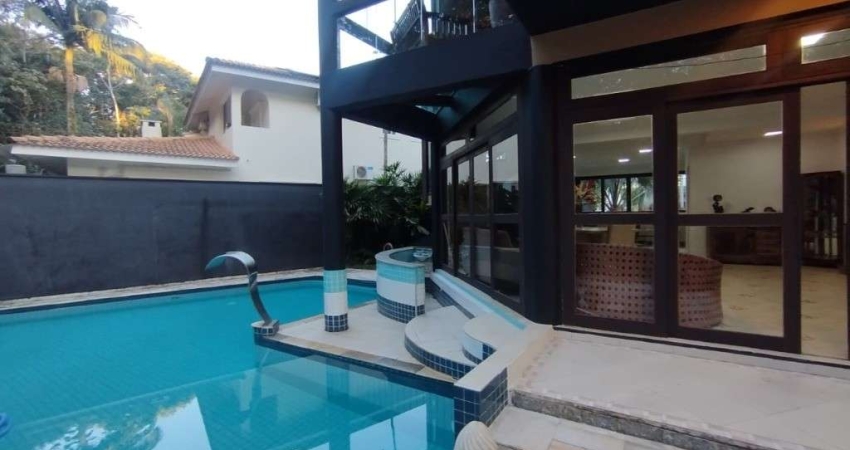 Casa de luxo em condomínio na Riviera de Bertioga-SP: 5 quartos, 2 suítes, 3 salas, 4 banheiros, 4 vagas de garagem.
