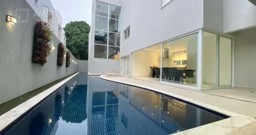 Imperdível casa de alto padrão em condomínio na Riviera, Bertioga-SP: 5 quartos, 5 suítes, 2 salas, 6 banheiros, 4 vagas, 513,80 m² de área.