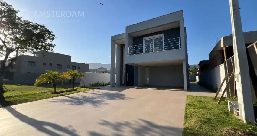 Casa de alto padrão no maitinga em condomínio fechado, 4 suítes, 247m², com piscina privativa