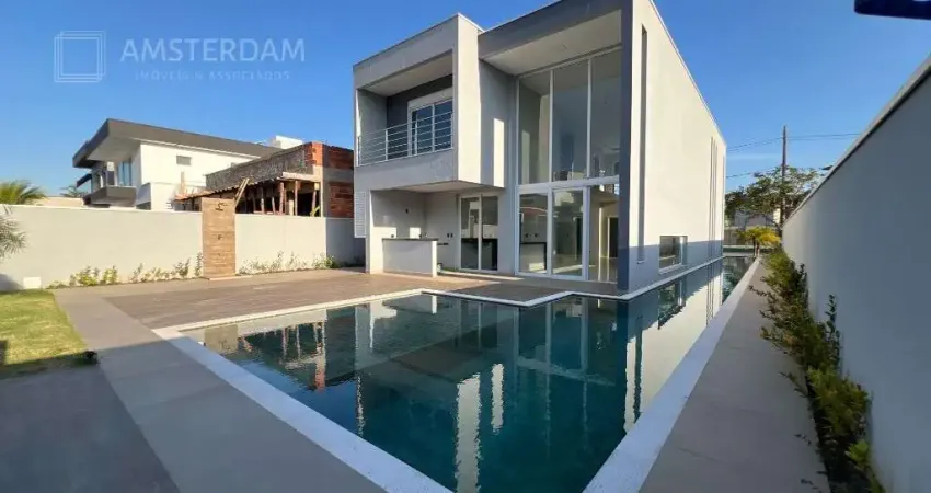 Casa de alto padrão no maitinga em condomínio fechado, 4 suítes, 247m², com piscina privativa