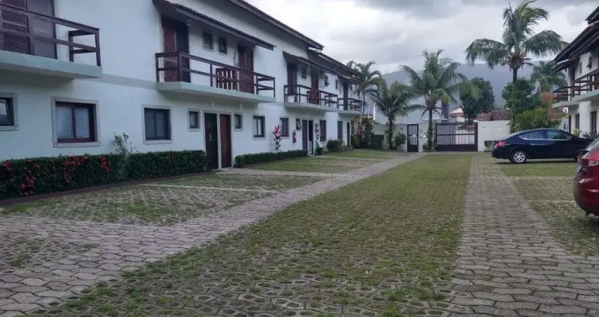 Casa a venda em condomínio fechado com piscina a 150m da praia em Bertioga.