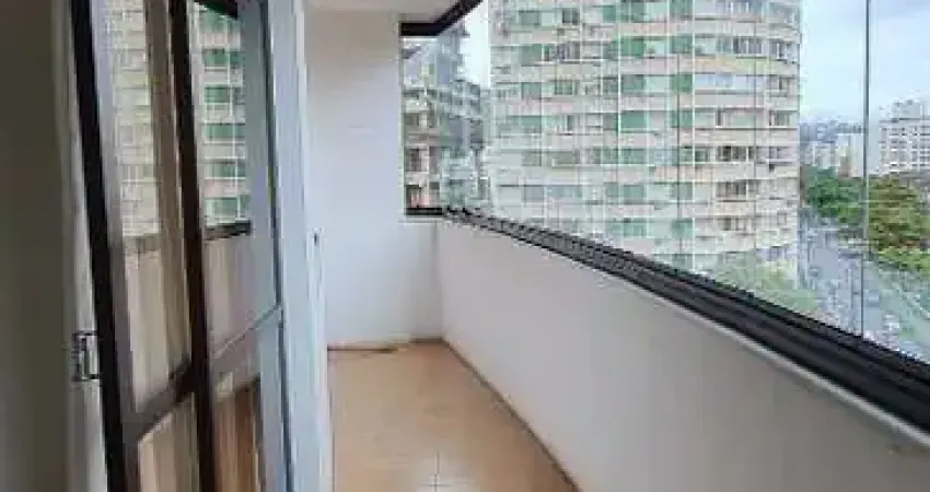 Apartamento com varanda e vista livre na barão de penedo em santos .