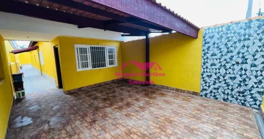 Casa reformada na praia de mongaguá com 02 quartos e amplo espaço de quintal