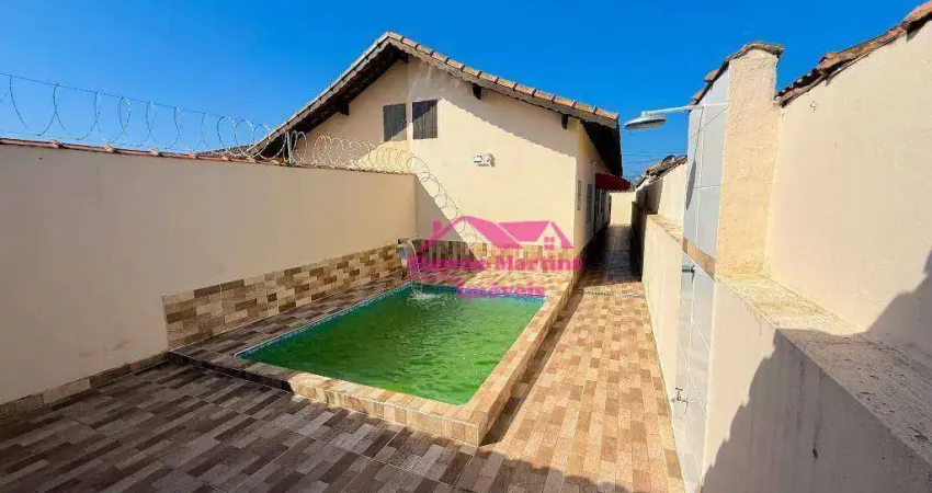 Casa com piscina e 02 quartos á venda na praia de mongaguá, oportunidade!