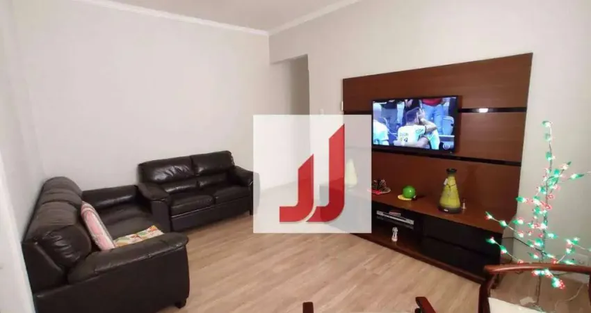 Casa no centro, a venda: 2 Dorm, edícula e duas vagas de garagem.