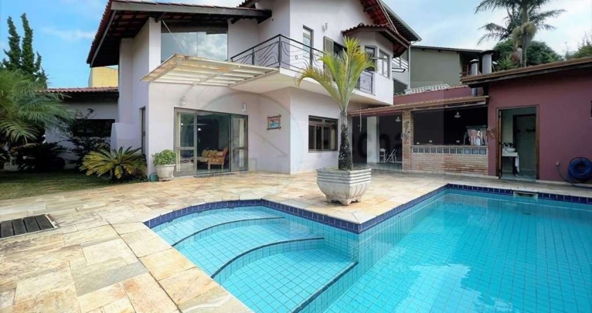 Luxuosa casa de 3 suítes e 4 vagas no Condomínio Horizontal Park em Cotia-SP: seu novo lar de 360,55m²!