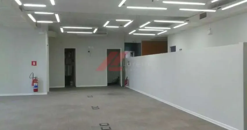 Excelente sala comercial em condomínio na Cidade Monções com 375m², 4 salas, 7 banheiros e 8 vagas de garagem em SP!