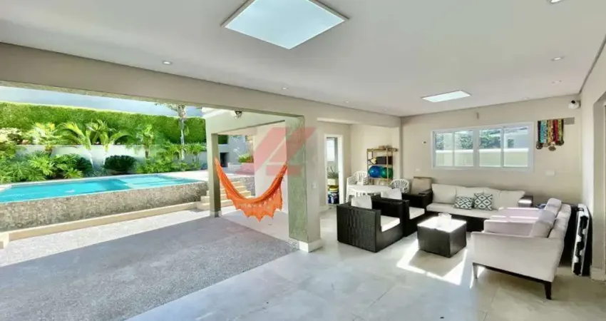 Casa de alto padrão em condomínio à venda em Cotia-SP - 3 quartos, 1 suíte, 4 banheiros, 6 vagas - Jardim Colibri - 335,41m².