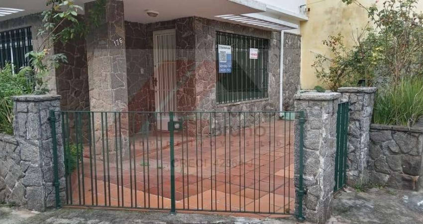 Imperdível casa à venda em São Paulo na Vila Mariana: 5 quartos, 3 banheiros, 3 vagas de garagem, 221m² de área.