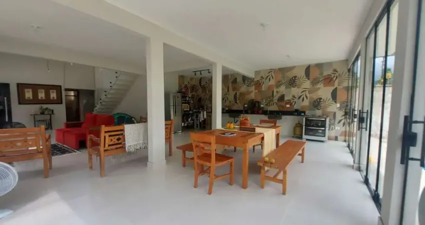 UBATUBA - 4 dorm (Sendo 2 suítes), 3 vagas de garagem,