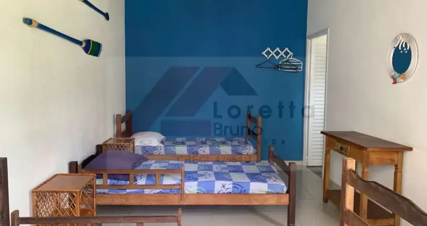 Casa aconchegante com 2 dormitórios, sala, cozinha e 1 banheiro.