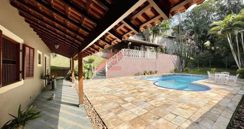 Casa de luxo em condomínio: 3 suítes, 4 banheiros, 8 vagas em Carapicuíba-SP na Chácara dos Lagos - 321,32 m²