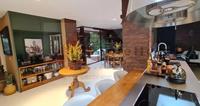 Morumbi - Casa em Condomínio Fechado 400m², Linda e confortável, com 4 suítes convertidas em 2 suítes (possível reverter), cozinha aberta, living amplo, dep. de empregada, 6 banheiros, 4 vagas